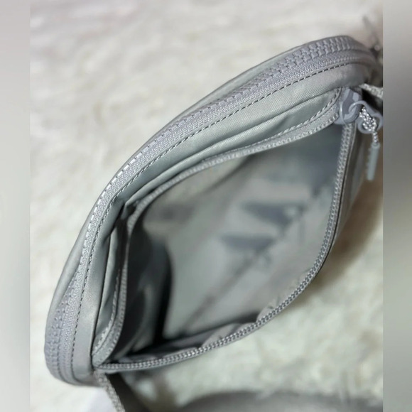 Lululemon Athletica Everywhere belt bag 1L Silver Drop - Picture 6 of 17